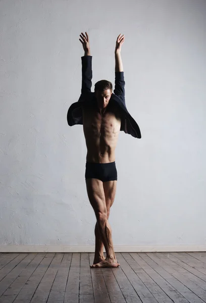 Atletische balletdanser uitvoeren — Stockfoto