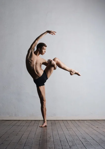 Bailarina de balé atlética realizando — Fotografia de Stock