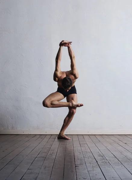 Dançarina realizando dança dramática — Fotografia de Stock