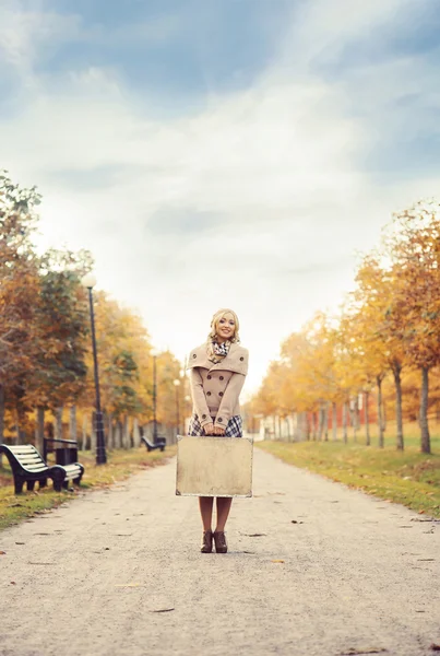 Mooie jonge vrouw in herfst park — Stockfoto