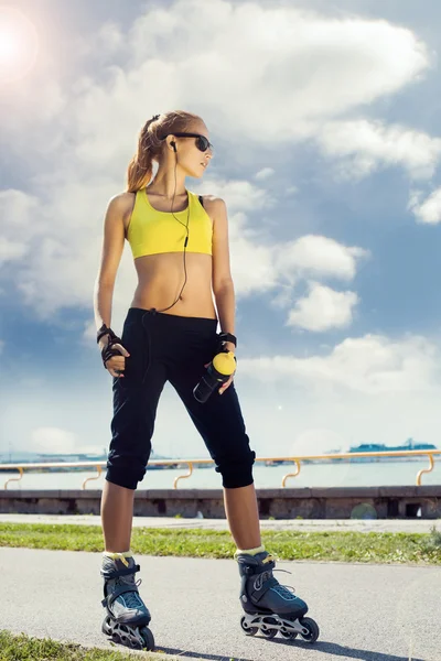 Sporty woman roller skating — ストック写真