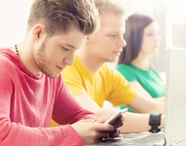 Grupo de estudiantes que estudian — Foto de Stock