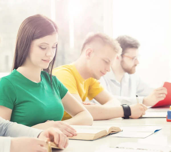 Grupo de estudiantes prueba de escritura — Foto de Stock