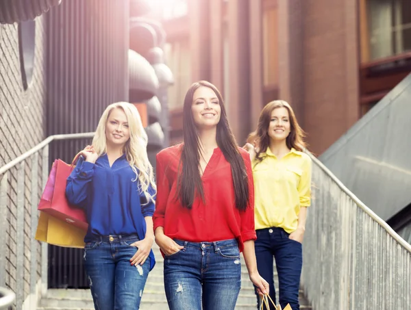 Mulheres jovens e felizes com sacos de compras — Fotografia de Stock