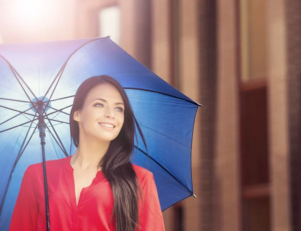 Fiatal és boldog nő alatt kék esernyő — Stock Fotó