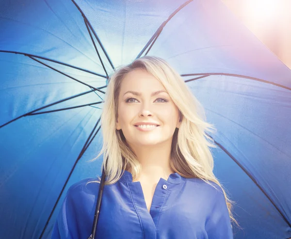 Νέοι και ευτυχισμένη γυναίκα κάτω από ομπρέλα μπλε — Φωτογραφία Αρχείου