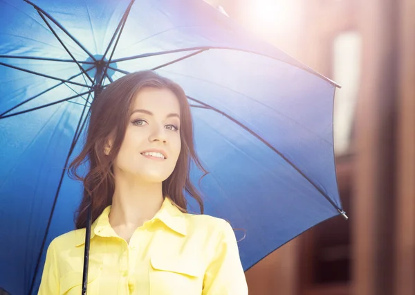 젊고 푸른 우산 아래 행복 한 여자 — 스톡 사진