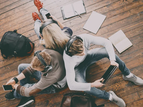 Teenage studenter som studerar på golvet — Stockfoto