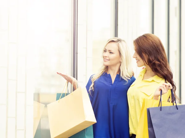 Junge und glückliche Frauen mit Einkaufstüten — Stockfoto