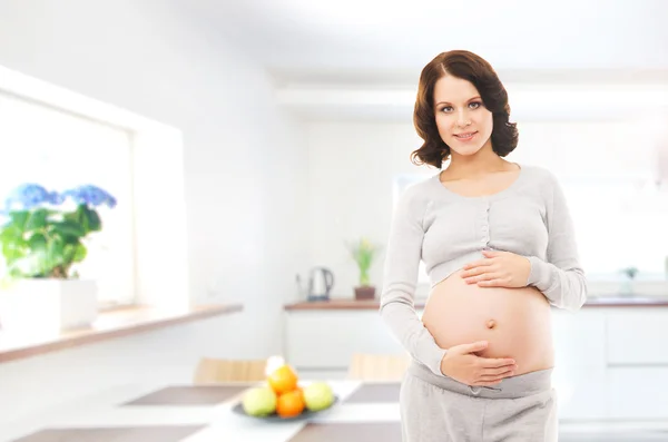 Zwangere vrouw in de moderne keuken — Stockfoto