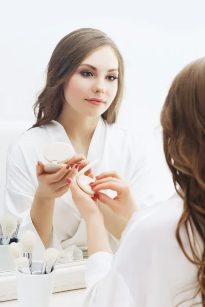 Woman applying makeup — Stock Photo, Image