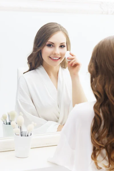 Woman applying makeup — Stock Photo, Image