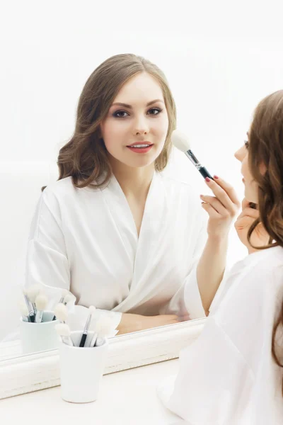 Woman applying powder — Stock Photo, Image