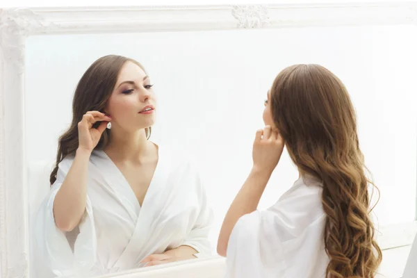 Girl trying earrings — Stock fotografie