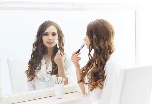 Woman applying powder — Stock Photo, Image