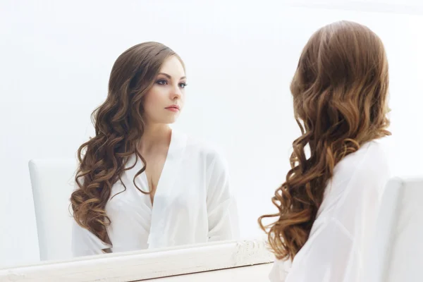 Girl looking at mirror — Stock Photo, Image