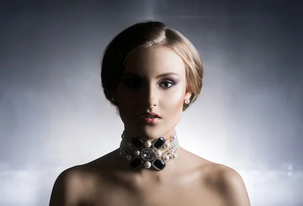 Mücevherleri güzel kadın — Stok fotoğraf