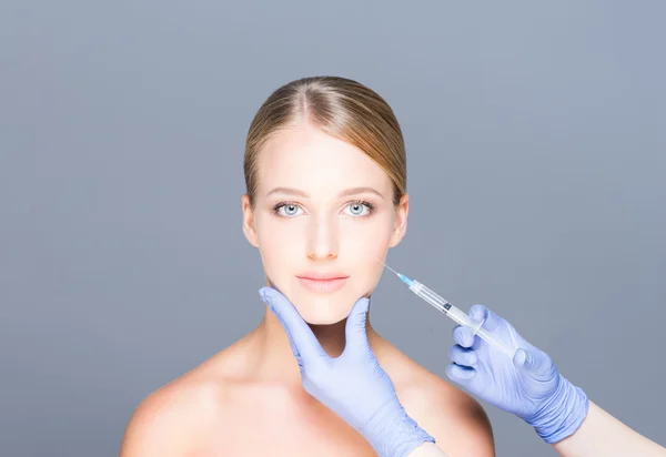 Médico a injectar botox — Fotografia de Stock