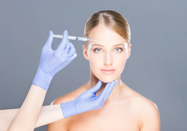 Doctor injecting botox — Stockfoto
