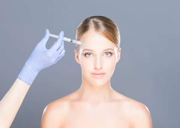 Médico a injectar botox — Fotografia de Stock