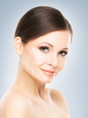 Kadının yüzündeki oklarla