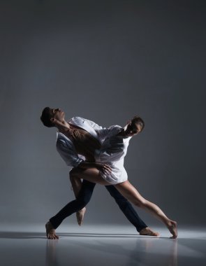 Sanat performansında balerinler