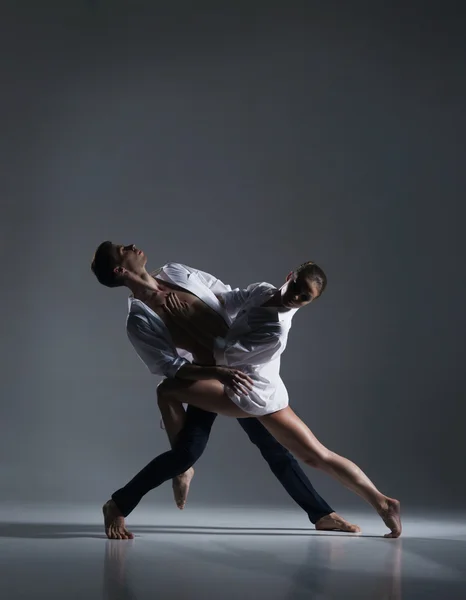 Balletdansers in kunstvoorstelling — Stockfoto