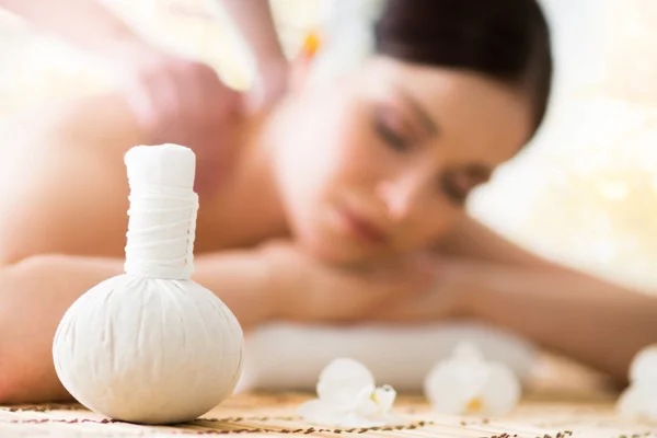 Hermosa mujer relajante en el salón de spa — Foto de Stock