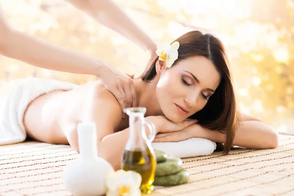 Hermosa mujer relajante en el salón de spa — Foto de Stock