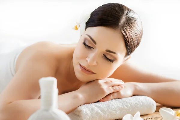 Hermosa mujer relajante en el salón de spa — Foto de Stock