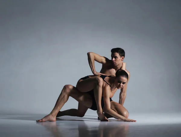 Ballet dancers in art performance — Stock Photo, Image