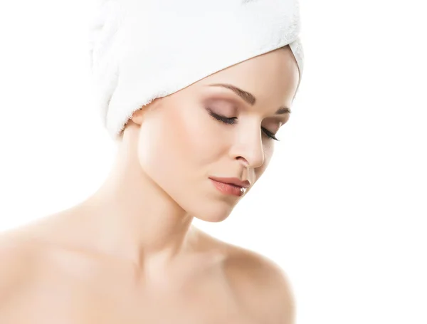 Mujer joven con turbante de toalla en la cabeza — Foto de Stock