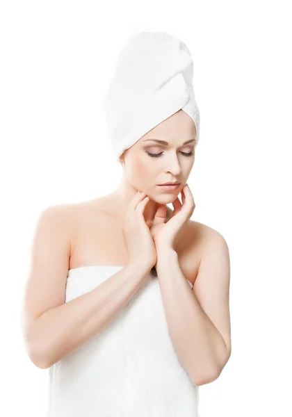 Jonge vrouw met handdoek-tulband op hoofd — Stockfoto