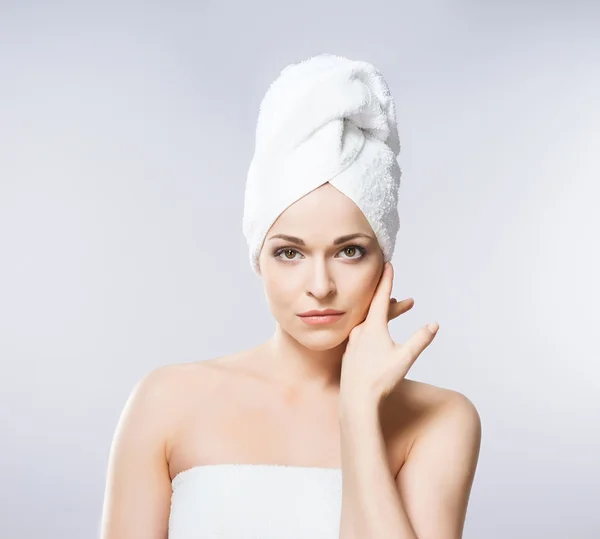 Jeune femme avec serviette turban sur la tête — Photo