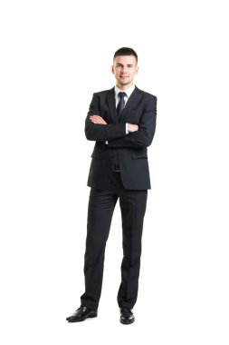Genç ve kendinden emin işadamı siyah elbiseli