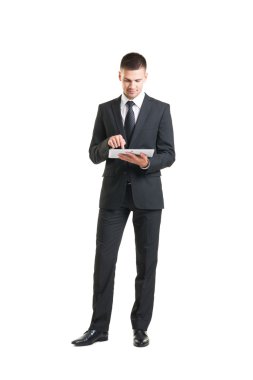 Genç ve kendinden emin işadamı dijital tablet ile