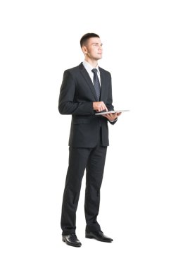 Genç ve kendinden emin işadamı dijital tablet ile