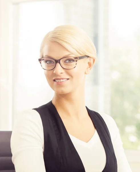 Красива блондинка бізнес-леді сидить в офісі — стокове фото