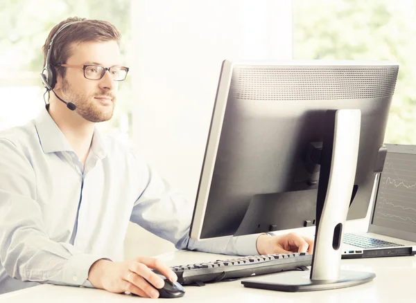 Joven operador de soporte al cliente — Foto de Stock