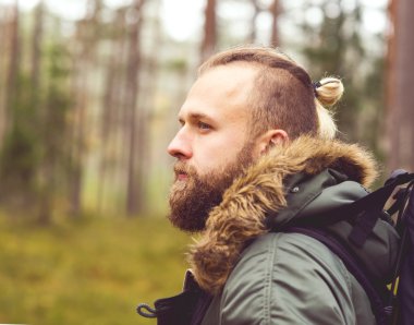 genç adam ormanda hiking 