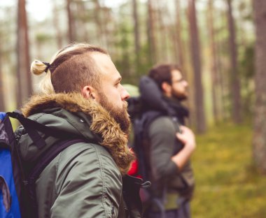 Genç erkek ormanda hiking 