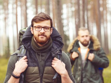 Genç erkek ormanda hiking 