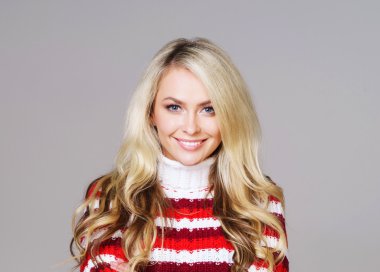 Çizgili kazaklı kadın