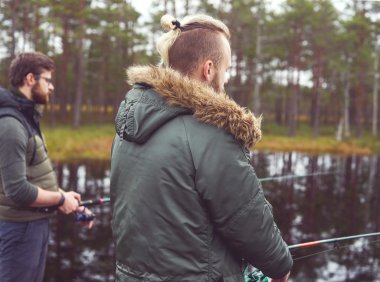 Genç erkekler çubuklar eğirme ile Balık tutma