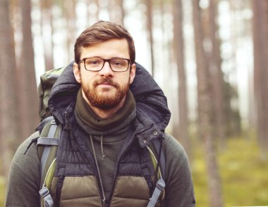 genç adam ormanda hiking 