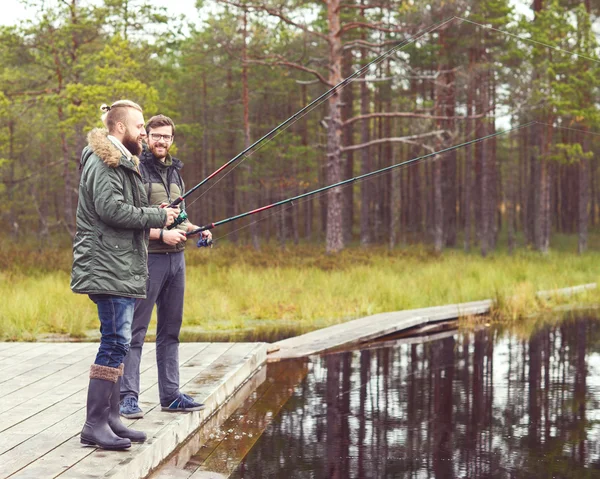 Unga män fiske med kastspön — Stockfoto