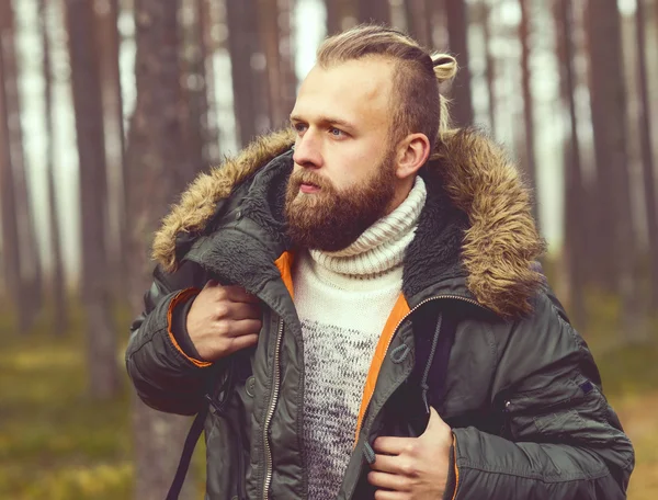 Ung man vandra i skogen — Stockfoto