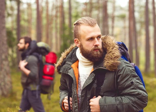 Jeunes hommes randonnée en forêt — Photo