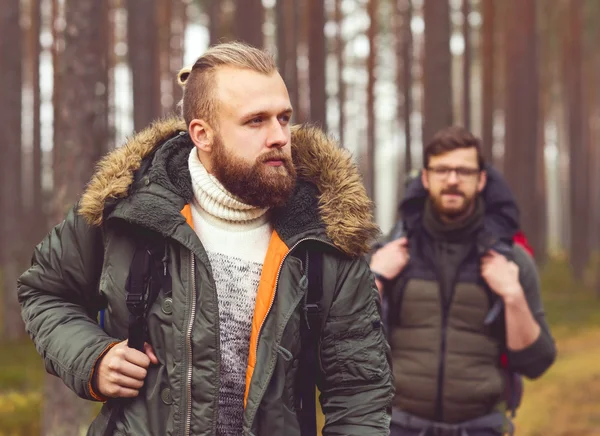 Jeunes hommes randonnée en forêt — Photo