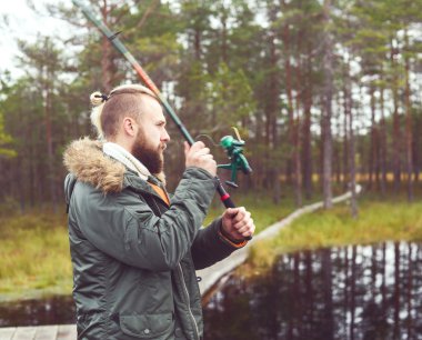 Balıkçılık iplik çubuk ile genç adam